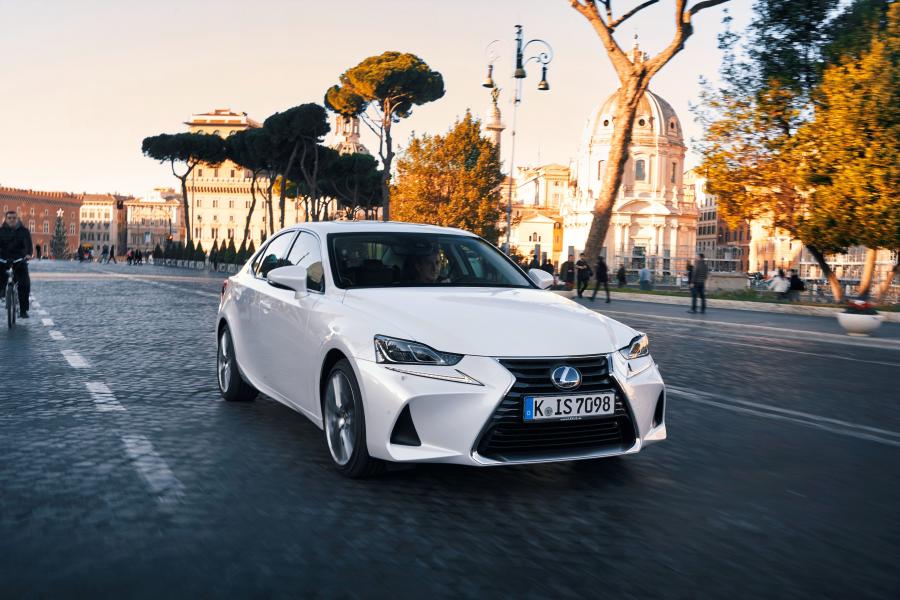  Lexus IS300h 2016 года  (WW) (фото 13 из 28)